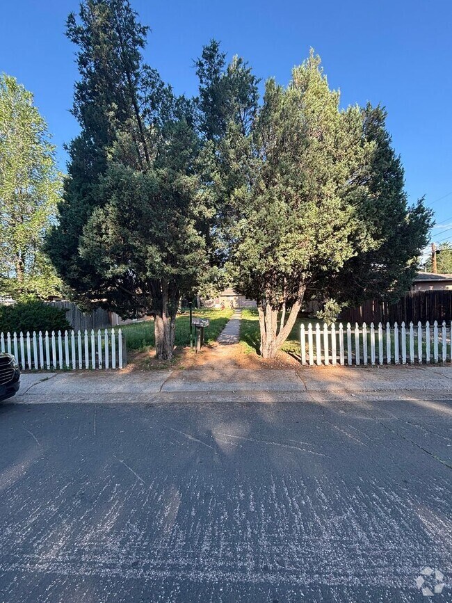 Building Photo - Charming 5-Unit Apartment Community in the...