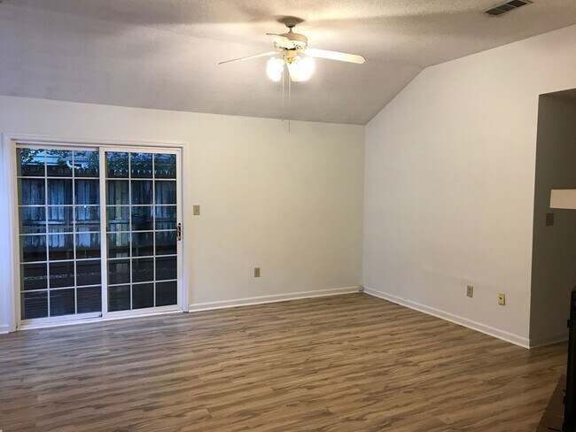 Building Photo - 135 Greenwood Ln