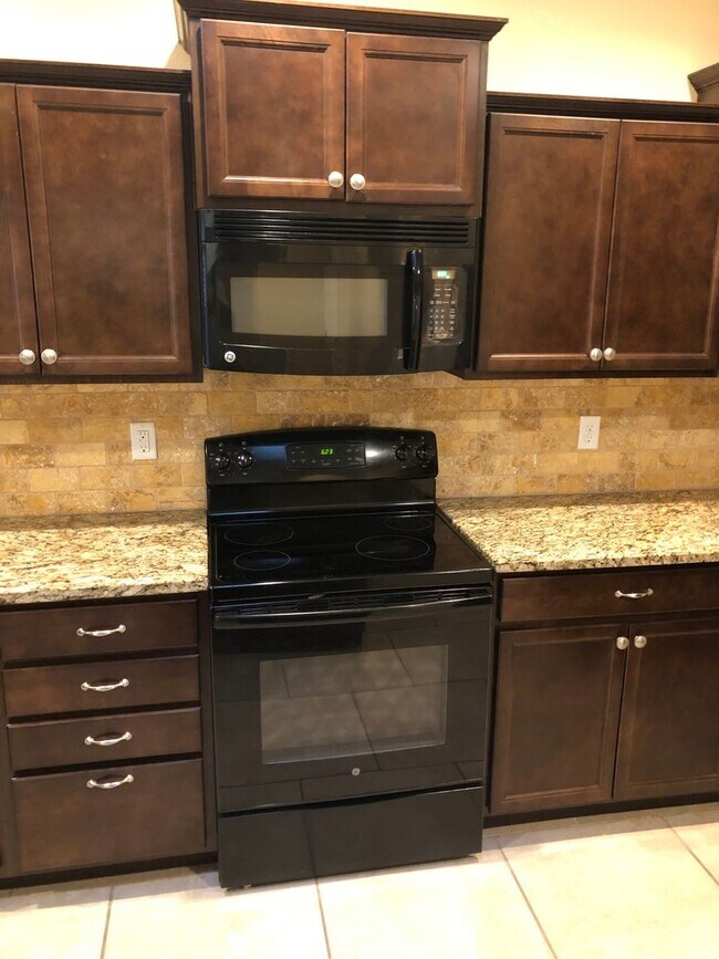 Building Photo - Very Nice 3 bed, 3 bath 2 car Home on a cul-de-sac in Peyton with Mountain Views