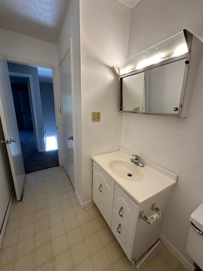 Building Photo - 2 Bedroom / 1.5 bath Townhouse, Kingsport TN