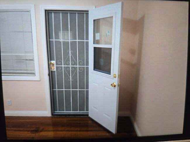 Building Photo - 1645 W Wisteria Pl