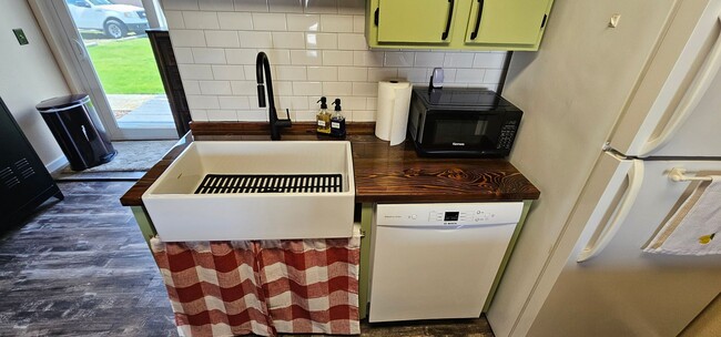 Building Photo - Fully Furnished, All Utilities Included, D...