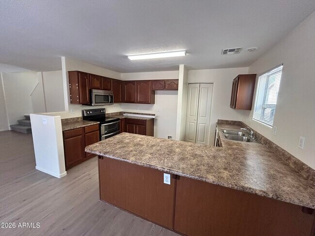 Building Photo - 42406 W Sunland Dr