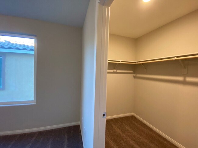Building Photo - 4 BED 2.5 BATH 2 CAR GARAGE,  LARGE CORNER...
