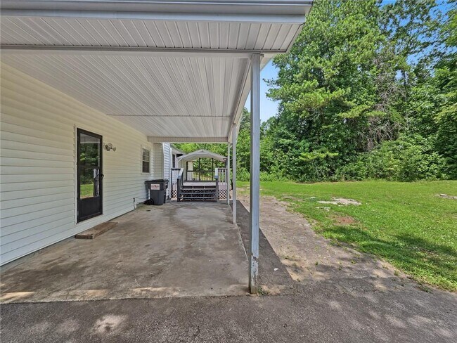 Building Photo - 3542 Shoreland Dr
