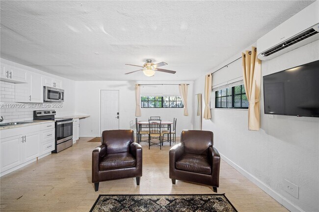 Building Photo - 1181 NE 160th St