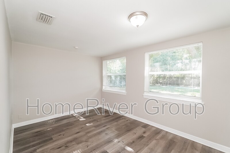 Building Photo - 2046 Little Neck Rd