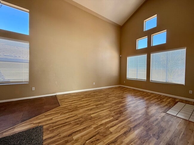 Building Photo - Fantastic 3 bed/2.5 bath in the Northwest ...