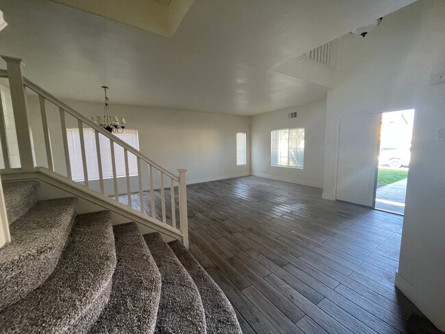 Building Photo - Victorville- Tanamera Home-  4 Bedrooms, 3...