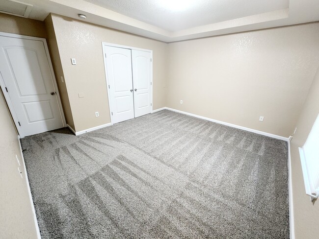 Building Photo - 4102 Valley View Dr NE