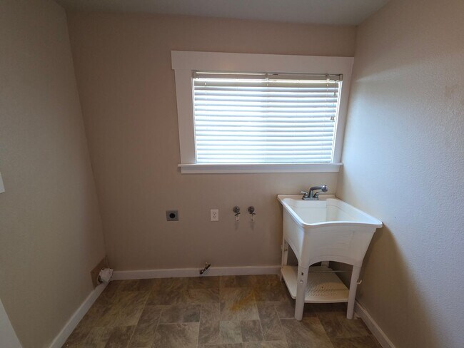 Building Photo - Peaceful 2 bedroom home