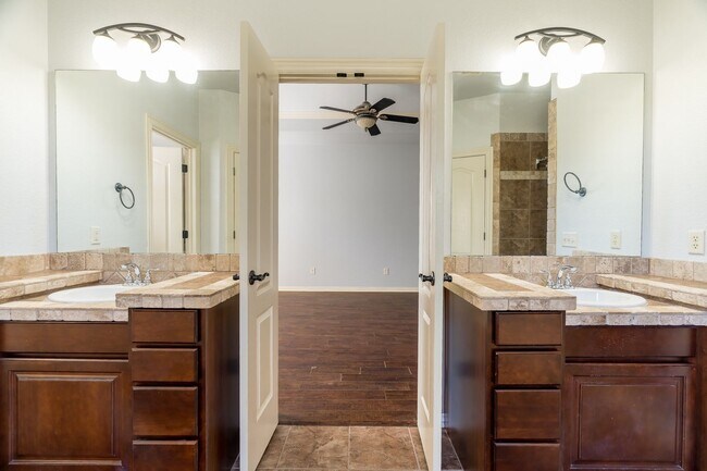 Building Photo - Spacious 3 Bedroom Home in West Fayetteville!