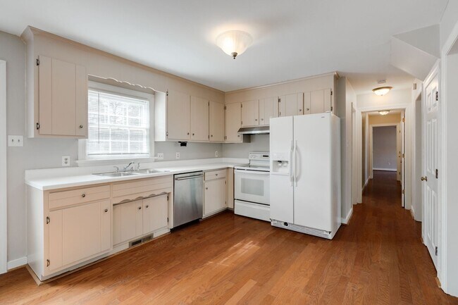 Building Photo - Beautiful 4 Bedroom 3 Bathroom Home in North Chesterfield ***Available Early April***