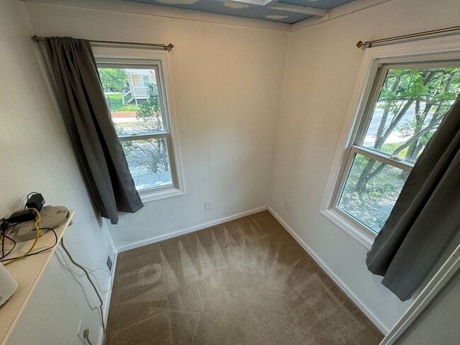Building Photo - Charming 2 Bed 1.5 Bath Single Family Home...