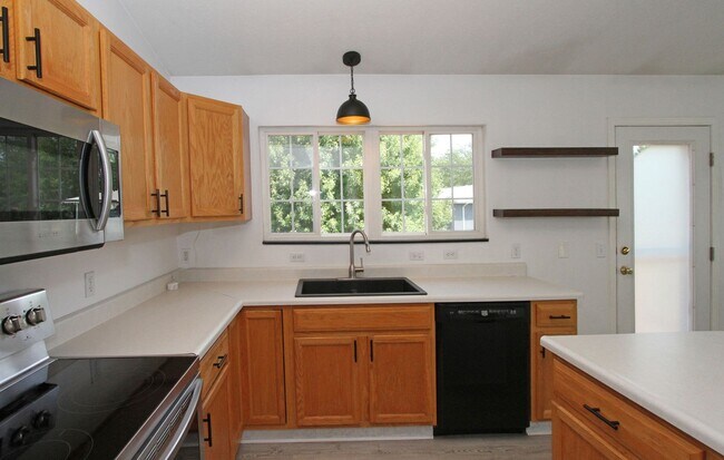 Building Photo - Timber Ridge Split Foyer