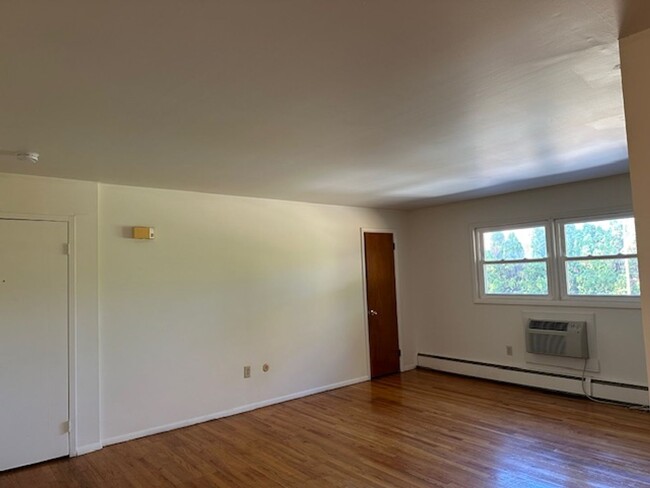 Building Photo - 2nd Floor 2 Bedroom 1 Bathroom Apartment F...