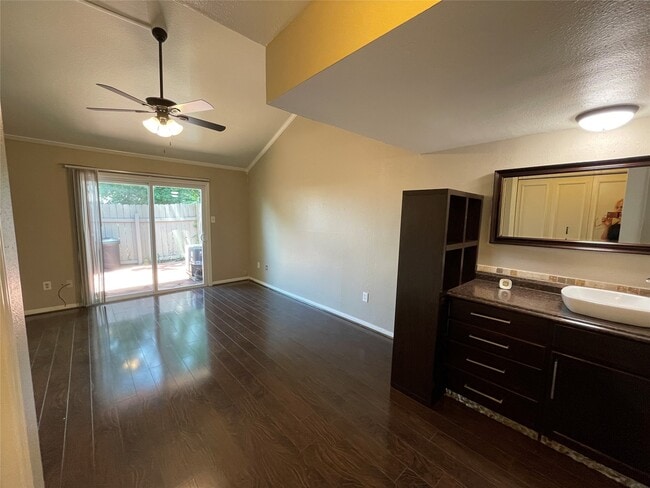Building Photo - 12315 Glenview Dr