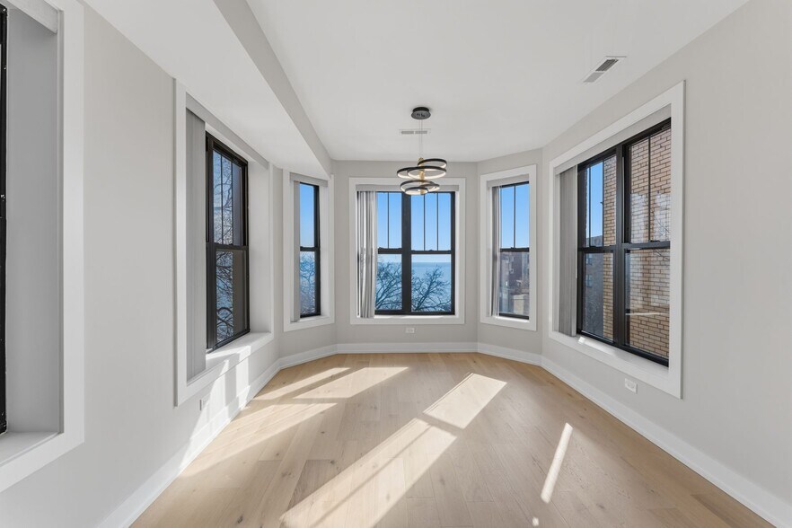 Building Photo - 7522 N Eastlake Ter