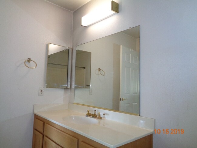 Building Photo - 2 Bedroom, 1 Bath Apartment in Gated Community Available Now!
