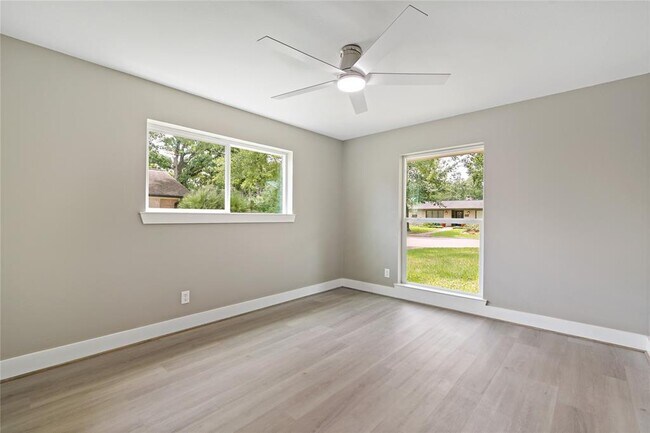 Building Photo - 214 Whispering Oaks Dr