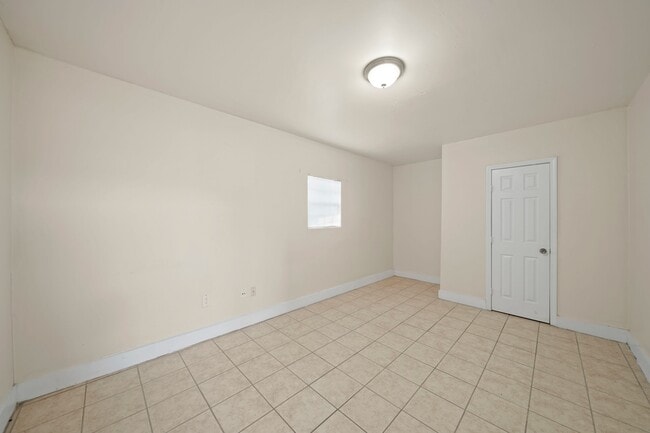 Building Photo - 6319 Southwood Ct N