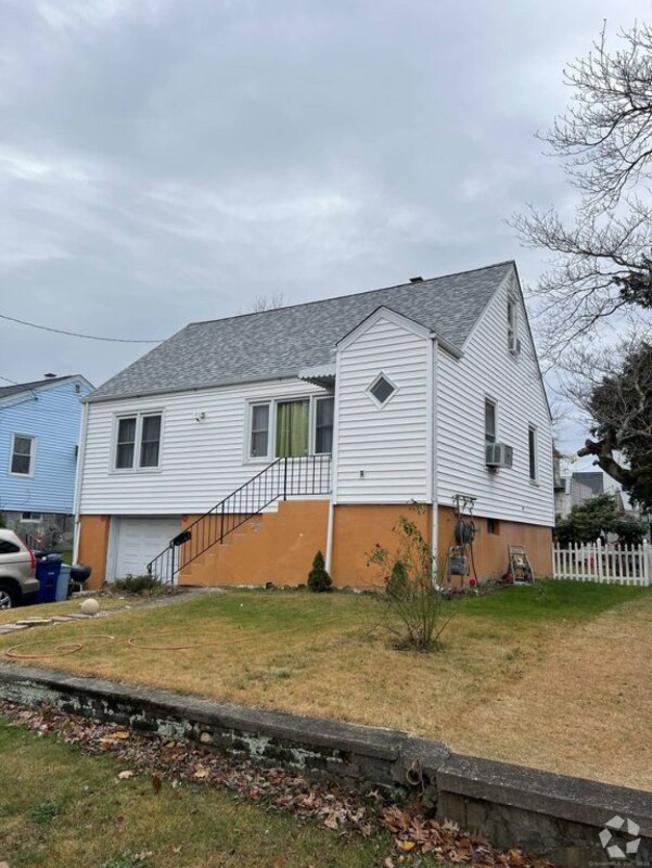 Building Photo - 495 Hart St