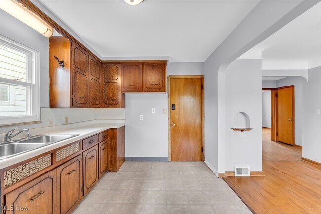 Building Photo - 3819 W 137th St