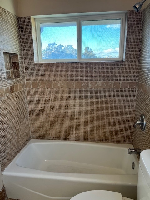 Shower/bathtub - 2527 Union St