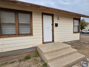 Building Photo - 1018 W Commercial Ave