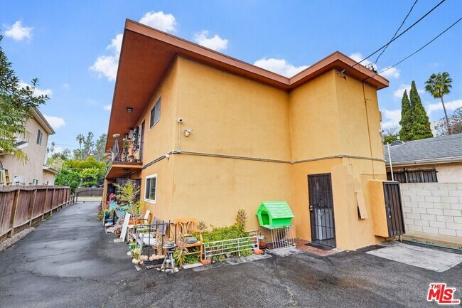 Building Photo - 222 S Ave 63