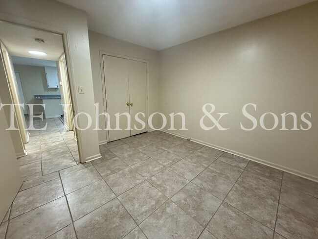 Building Photo - 1506 Oakshire-Water Included