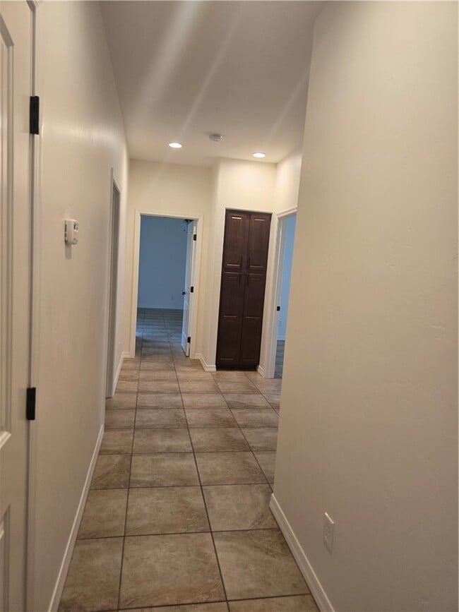 Building Photo - 417 Chablis Ct