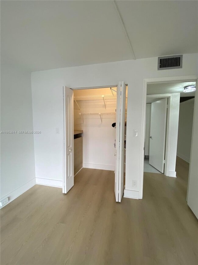 Building Photo - 1903 Bermuda Cir