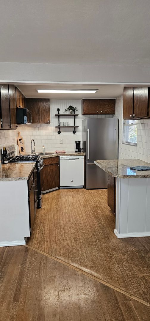 Building Photo - 3 bedroom Ramble House in Manette- Hardwood and Fireplace!