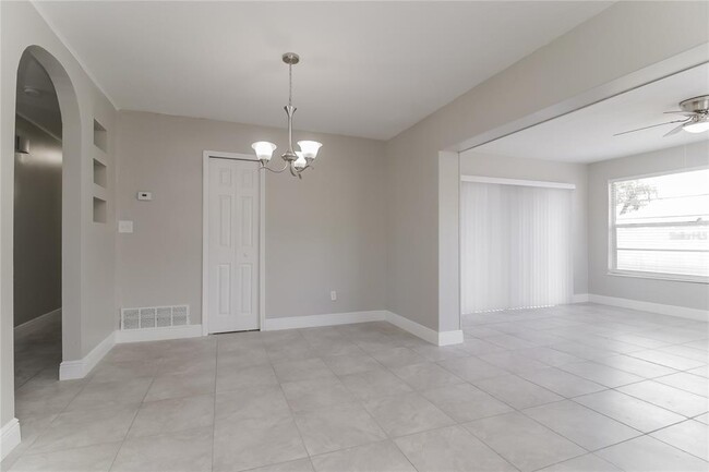 Building Photo - 2844 Oak Lea Dr