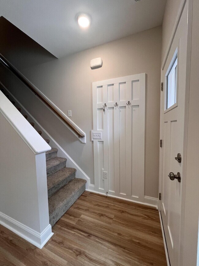 Building Photo - Spacious 2 Bedroom, 2.5 Bath Townhome 160 Loren Rd.