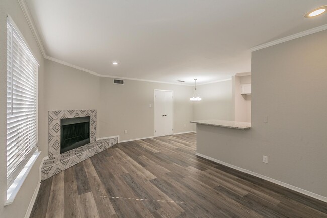 Building Photo - FULLY REMODELED 2 bedroom, 2 Bath in MONTI...