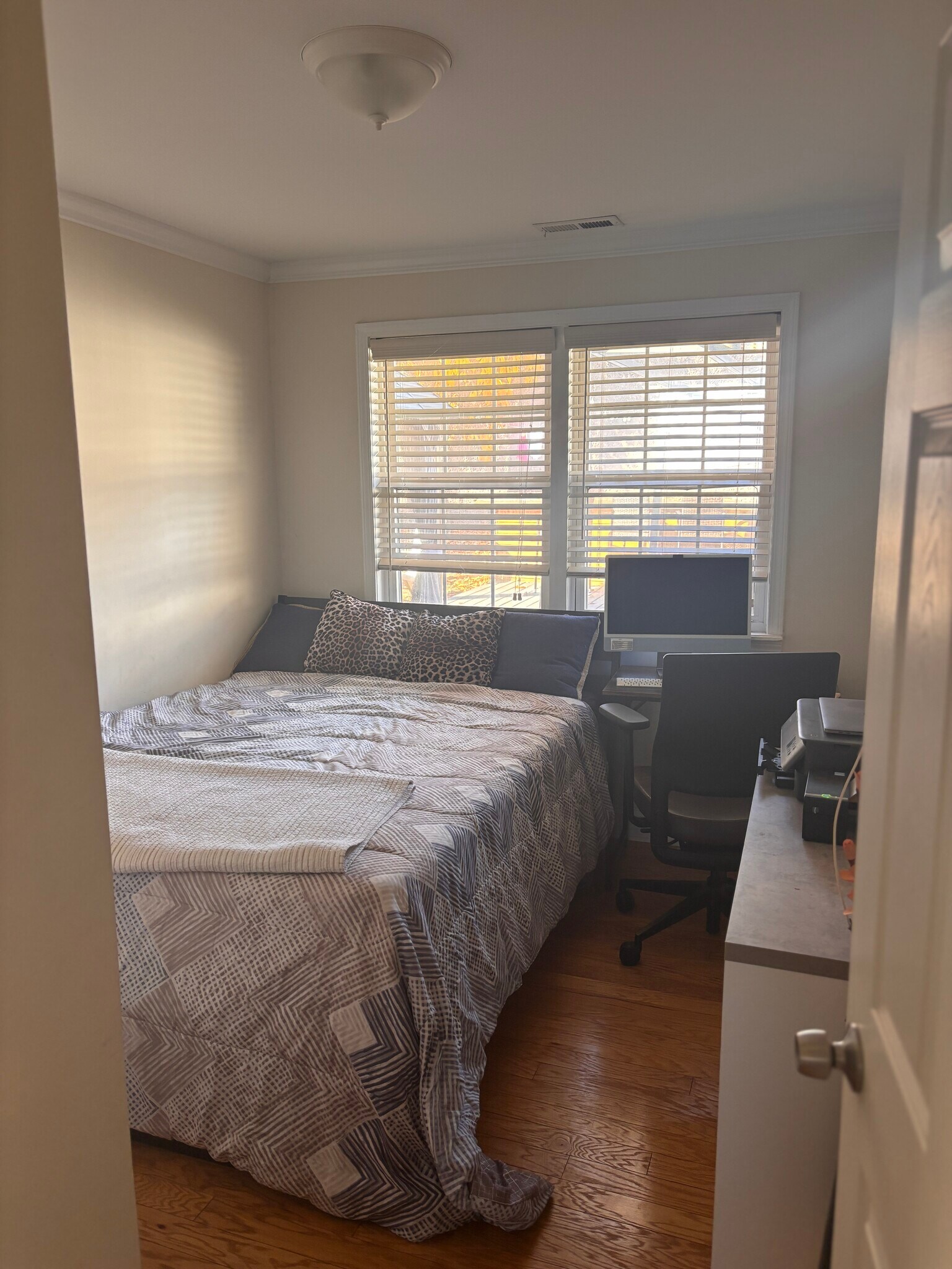 Building Photo - 466 Windsor Dr