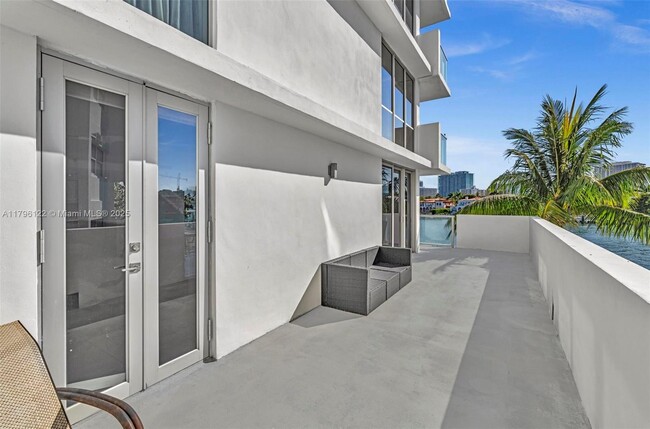 Building Photo - 9901 E Bay Harbor Dr