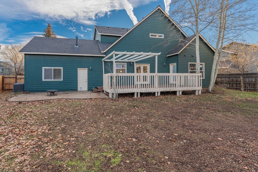 Building Photo - 2275 NE Nuttail Ct