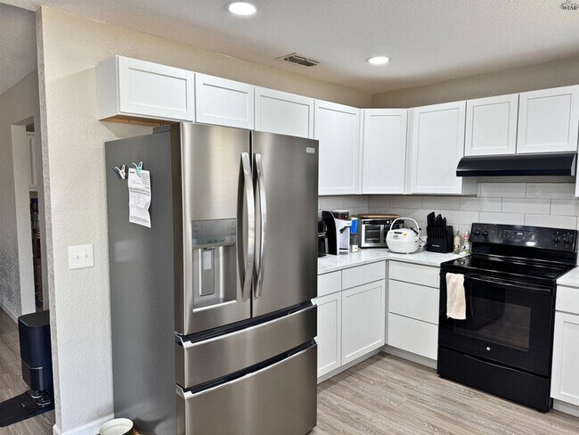 Building Photo - 1112 Lisa Ln