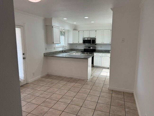 Building Photo - 5972 Roanoke Dr