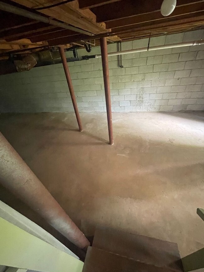 Building Photo - 2 bedroom 3 bath  Mid- Century style home! This home has a wonderful outdoor area great for Enter...