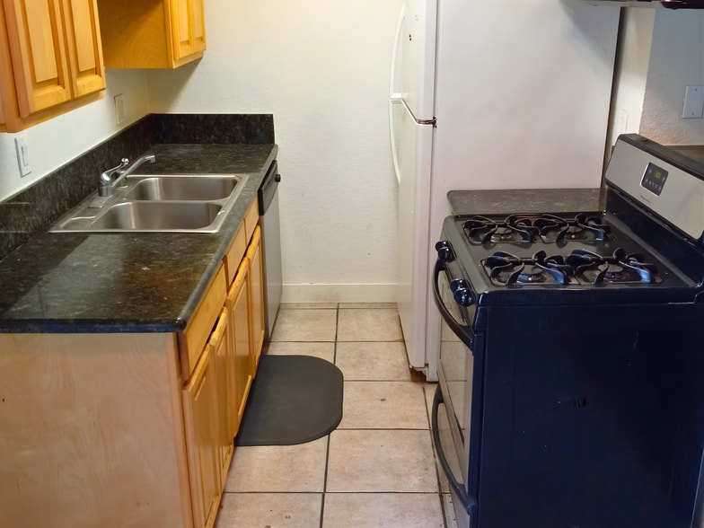 Building Photo - 1080 Temple Ave