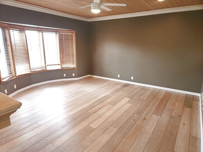 Building Photo - Large Private Luxury Home in Pinebrook  Es...