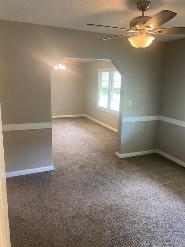 Building Photo - Quiet and Cozy Living in Columbus