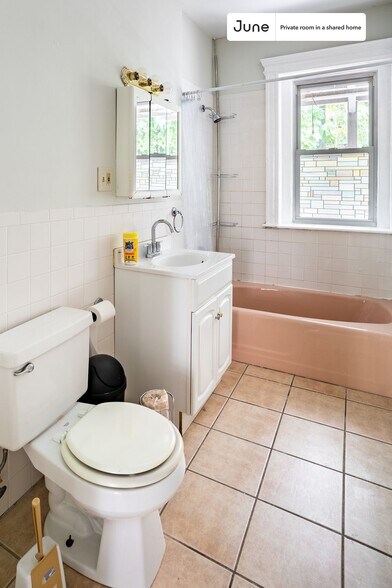 Building Photo - Room in Shared 4 bed/2 bath home in Brookline