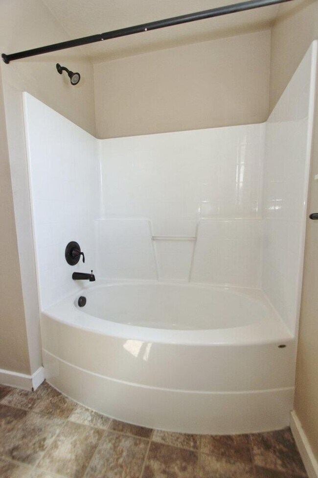 Building Photo - Immaculate home nestled in SE Boise