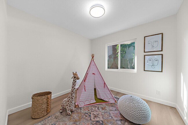 Building Photo - BEAUTIFULLY RENOVATED 4-BEDROOM HOME IN PH...