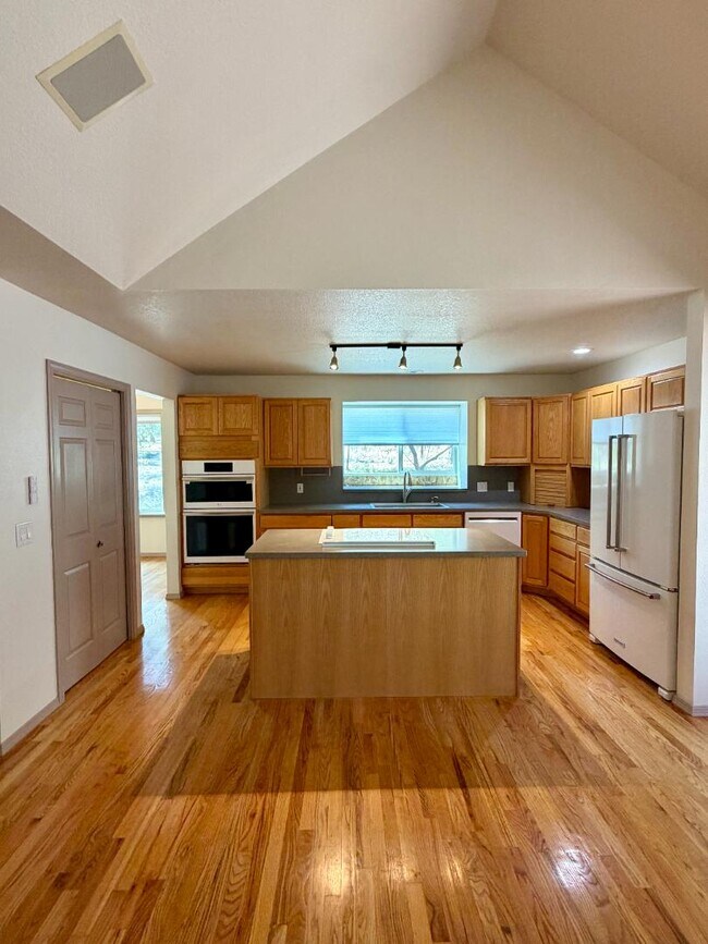 Building Photo - 61171 Minaret Cir